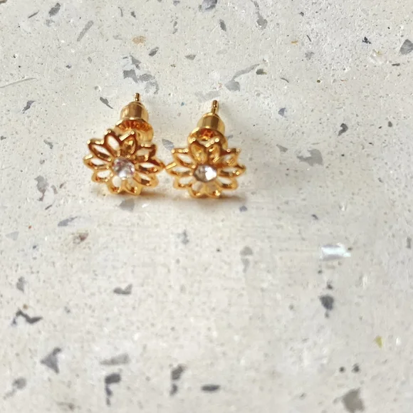 Glamorous BNWT Golden Flower Stud Earrings with Sparkling Crystal Accents - Picture 4 of 10